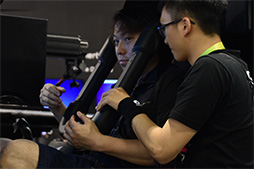 画像ギャラリー No.009のサムネイル画像 / ［COMPUTEX］上下左右にぐるんぐるん動くVRゲーム筐体をGIGABYTEブースで体験してきた