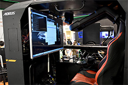 画像ギャラリー No.012のサムネイル画像 / ［COMPUTEX］上下左右にぐるんぐるん動くVRゲーム筐体をGIGABYTEブースで体験してきた