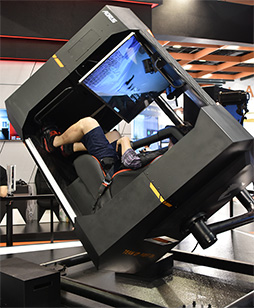 画像ギャラリー No.016のサムネイル画像 / ［COMPUTEX］上下左右にぐるんぐるん動くVRゲーム筐体をGIGABYTEブースで体験してきた