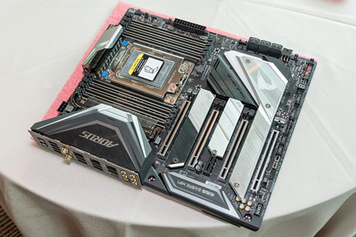 画像ギャラリー No.002のサムネイル画像 / ［COMPUTEX］GIGABYTE，“さらにCPUコアの増えるThreadripper 2”対応を謳う新世代X399マザー