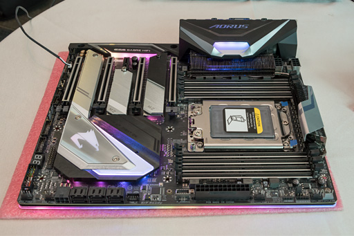 画像ギャラリー No.008のサムネイル画像 / ［COMPUTEX］GIGABYTE，“さらにCPUコアの増えるThreadripper 2”対応を謳う新世代X399マザー