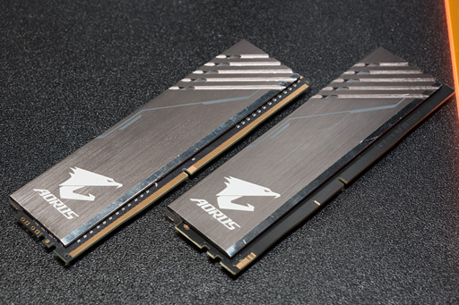 画像ギャラリー No.004のサムネイル画像 / ［COMPUTEX］GIGABYTEがゲーマー向けメモリモジュール市場に参入。まさかの“光るダミー”付き