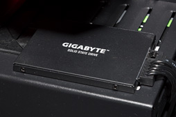 画像ギャラリー No.008のサムネイル画像 / ［COMPUTEX］GIGABYTEがゲーマー向けメモリモジュール市場に参入。まさかの“光るダミー”付き