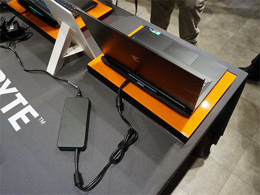 画像ギャラリー No.006のサムネイル画像 / RTX 40シリーズ搭載のGIGABYTE製ゲーマー向けノートPCが国内初披露。15インチ級の上位モデルなど今後発売予定の製品も登場