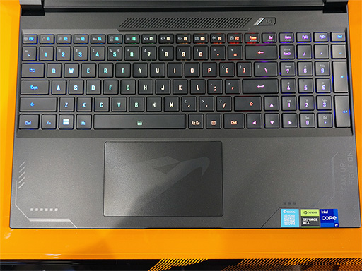 画像ギャラリー No.011のサムネイル画像 / RTX 40シリーズ搭載のGIGABYTE製ゲーマー向けノートPCが国内初披露。15インチ級の上位モデルなど今後発売予定の製品も登場