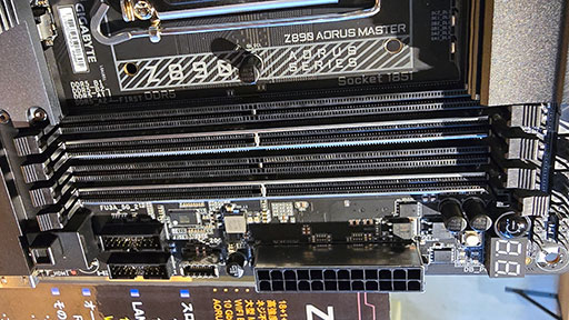 画像ギャラリー No.004のサムネイル画像 / Intel Z890搭載マザーボードがGIGABYTEからも登場。AIベースの簡単オーバークロック機能が見どころだ