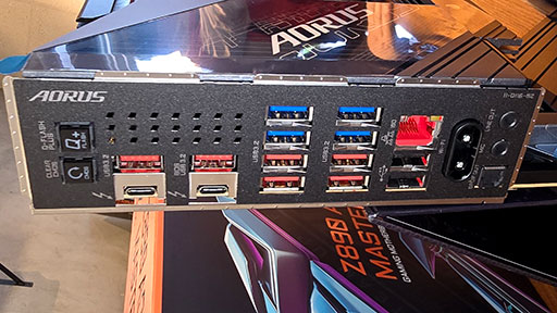 画像ギャラリー No.005のサムネイル画像 / Intel Z890搭載マザーボードがGIGABYTEからも登場。AIベースの簡単オーバークロック機能が見どころだ