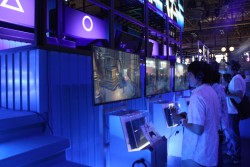 画像ギャラリー No.003のサムネイル画像 / ［TGS 2014］クリア率3％の高難度ミッションにプロデューサーの山際氏が挑んだ「Bloodborne」遊王戦ステージレポート