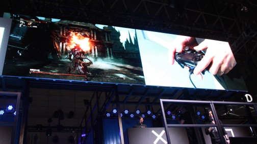 画像ギャラリー No.007のサムネイル画像 / ［TGS 2014］クリア率3％の高難度ミッションにプロデューサーの山際氏が挑んだ「Bloodborne」遊王戦ステージレポート