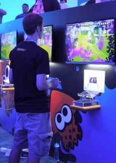 画像ギャラリー No.002のサムネイル画像 / ［E3 2014］「Splatoon」は撃ち合いの巧拙に関わらず，みんなで楽しく遊べるシューティング。試遊台でさっそくイカになってきた
