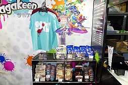 画像ギャラリー No.004のサムネイル画像 / 「Splatoon」と佐賀県のコラボショップ「Sagakeen イカすロビー」の内覧会をレポート。“回転するイカのクリスマスツリー”がお出迎え