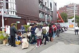 画像ギャラリー No.015のサムネイル画像 / 「Splatoon」と佐賀県のコラボショップ「Sagakeen イカすロビー」の内覧会をレポート。“回転するイカのクリスマスツリー”がお出迎え