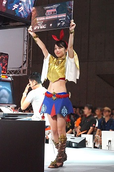 画像ギャラリー No.007のサムネイル画像 / ［TGS 2016］かずのこ氏の豪鬼は「鉄拳」シリーズのトッププレイヤーデク氏に通用するのか？　両者が正面対決した「鉄拳7」ステージレポート