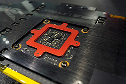 画像ギャラリー No.003のサムネイル画像 / ［COMPUTEX］HBM時代に向けてASUSが動く。「大型GPUパッケージとGPUクーラーの固定強化板」をSTRIXの新作に搭載