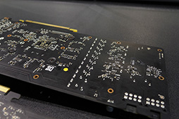 画像ギャラリー No.008のサムネイル画像 / ［COMPUTEX］HBM時代に向けてASUSが動く。「大型GPUパッケージとGPUクーラーの固定強化板」をSTRIXの新作に搭載