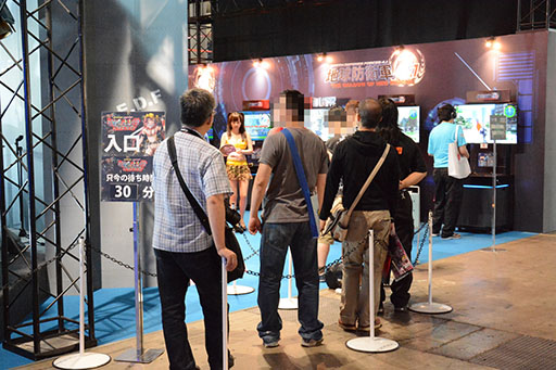 画像ギャラリー No.003のサムネイル画像 / ［TGS 2014］頭を突っ込まずにはいられない。ディースリー・パブリッシャーの策略にすっかりはまった「お姉チャンバラZ2 〜カオス〜」の試遊レポート