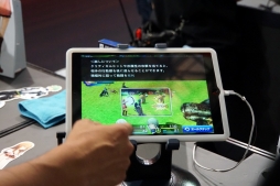 画像ギャラリー No.002のサムネイル画像 / ［TGS 2014］この内容で2800円は「安い」と断言できる完成度。スクエニのスマホ向けRPG「ケイオスリングスIII」のプレイムービーを掲載