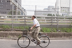 画像ギャラリー No.005のサムネイル画像 / 桐谷さんが自転車で爆走「桐谷さん×チャリ走」,iOS向けに配信スタート