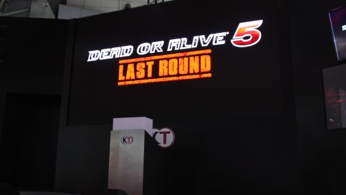 画像ギャラリー No.001のサムネイル画像 / ［TGS 2014］VF対DOAの主人公対決に会場が沸いた「DEAD OR ALIVE 5 Last Round」エキシビションマッチ。優勝は霞使いのとも選手