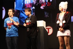 画像ギャラリー No.003のサムネイル画像 / ［TGS 2014］VF対DOAの主人公対決に会場が沸いた「DEAD OR ALIVE 5 Last Round」エキシビションマッチ。優勝は霞使いのとも選手