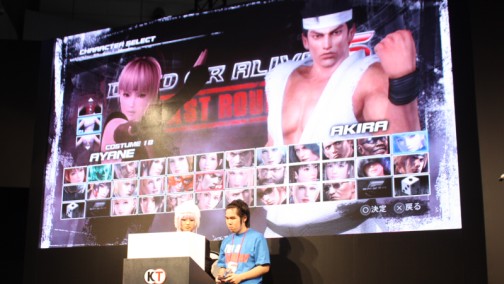 画像ギャラリー No.004のサムネイル画像 / ［TGS 2014］VF対DOAの主人公対決に会場が沸いた「DEAD OR ALIVE 5 Last Round」エキシビションマッチ。優勝は霞使いのとも選手