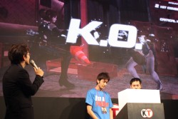 画像ギャラリー No.007のサムネイル画像 / ［TGS 2014］VF対DOAの主人公対決に会場が沸いた「DEAD OR ALIVE 5 Last Round」エキシビションマッチ。優勝は霞使いのとも選手