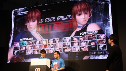 画像ギャラリー No.008のサムネイル画像 / ［TGS 2014］VF対DOAの主人公対決に会場が沸いた「DEAD OR ALIVE 5 Last Round」エキシビションマッチ。優勝は霞使いのとも選手