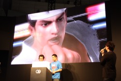 画像ギャラリー No.009のサムネイル画像 / ［TGS 2014］VF対DOAの主人公対決に会場が沸いた「DEAD OR ALIVE 5 Last Round」エキシビションマッチ。優勝は霞使いのとも選手
