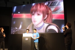 画像ギャラリー No.010のサムネイル画像 / ［TGS 2014］VF対DOAの主人公対決に会場が沸いた「DEAD OR ALIVE 5 Last Round」エキシビションマッチ。優勝は霞使いのとも選手