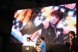 画像ギャラリー No.012のサムネイル画像 / ［TGS 2014］VF対DOAの主人公対決に会場が沸いた「DEAD OR ALIVE 5 Last Round」エキシビションマッチ。優勝は霞使いのとも選手