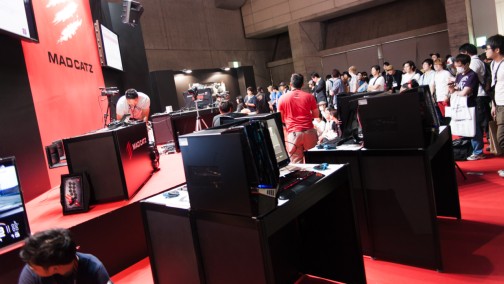 画像ギャラリー No.001のサムネイル画像 / ［TGS 2014］新堀Dvs.MCZマゴのまさかの聖戦も勃発。Mad Catzブースで開催された「DEAD OR ALIVE 5 Last Round」イベントフォトレポート