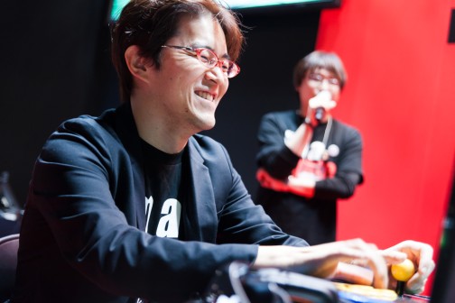画像ギャラリー No.003のサムネイル画像 / ［TGS 2014］新堀Dvs.MCZマゴのまさかの聖戦も勃発。Mad Catzブースで開催された「DEAD OR ALIVE 5 Last Round」イベントフォトレポート
