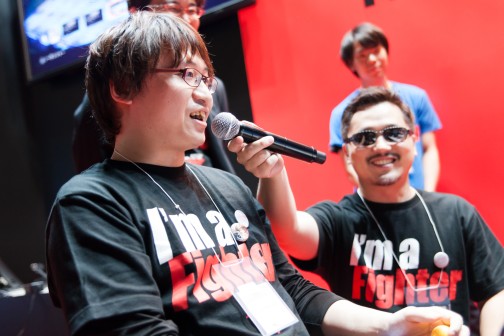 画像ギャラリー No.005のサムネイル画像 / ［TGS 2014］新堀Dvs.MCZマゴのまさかの聖戦も勃発。Mad Catzブースで開催された「DEAD OR ALIVE 5 Last Round」イベントフォトレポート