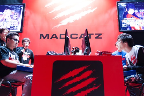 画像ギャラリー No.006のサムネイル画像 / ［TGS 2014］新堀Dvs.MCZマゴのまさかの聖戦も勃発。Mad Catzブースで開催された「DEAD OR ALIVE 5 Last Round」イベントフォトレポート