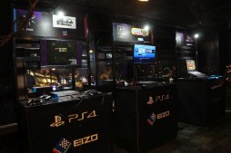 画像ギャラリー No.003のサムネイル画像 / 「LoVA」「DOA5LA」など，ジャンルの異なる5タイトルでの東西戦。2連覇を狙う西軍ホームで開催された「Red Bull 5G 2015 FINALS」レポート