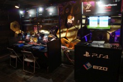 画像ギャラリー No.004のサムネイル画像 / 「LoVA」「DOA5LA」など，ジャンルの異なる5タイトルでの東西戦。2連覇を狙う西軍ホームで開催された「Red Bull 5G 2015 FINALS」レポート