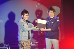 画像ギャラリー No.021のサムネイル画像 / 「LoVA」「DOA5LA」など，ジャンルの異なる5タイトルでの東西戦。2連覇を狙う西軍ホームで開催された「Red Bull 5G 2015 FINALS」レポート