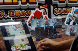 画像ギャラリー No.001のサムネイル画像 / ［TGS 2014］人気の“引っ張りゲー”ジャンルに注目作が参戦！　男の子ならグッとくること請け合いの「キューボット」プレイムービーを掲載