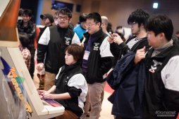 画像ギャラリー No.011のサムネイル画像 / 「ストIII 3rd」の祭典「第17回クーペレーションカップ」フォトレポート。レジェンドプレイヤー達の競演に白熱した現地の模様をお届け