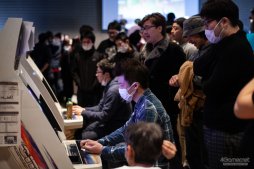 画像ギャラリー No.016のサムネイル画像 / 「ストIII 3rd」の祭典「第17回クーペレーションカップ」フォトレポート。レジェンドプレイヤー達の競演に白熱した現地の模様をお届け
