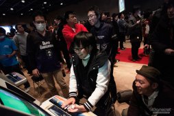 画像ギャラリー No.019のサムネイル画像 / 「ストIII 3rd」の祭典「第17回クーペレーションカップ」フォトレポート。レジェンドプレイヤー達の競演に白熱した現地の模様をお届け