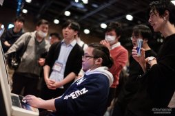 画像ギャラリー No.027のサムネイル画像 / 「ストIII 3rd」の祭典「第17回クーペレーションカップ」フォトレポート。レジェンドプレイヤー達の競演に白熱した現地の模様をお届け