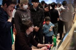 画像ギャラリー No.047のサムネイル画像 / 「ストIII 3rd」の祭典「第17回クーペレーションカップ」フォトレポート。レジェンドプレイヤー達の競演に白熱した現地の模様をお届け