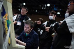 画像ギャラリー No.050のサムネイル画像 / 「ストIII 3rd」の祭典「第17回クーペレーションカップ」フォトレポート。レジェンドプレイヤー達の競演に白熱した現地の模様をお届け