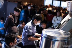 画像ギャラリー No.060のサムネイル画像 / 「ストIII 3rd」の祭典「第17回クーペレーションカップ」フォトレポート。レジェンドプレイヤー達の競演に白熱した現地の模様をお届け