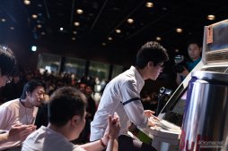 画像ギャラリー No.068のサムネイル画像 / 「ストIII 3rd」の祭典「第17回クーペレーションカップ」フォトレポート。レジェンドプレイヤー達の競演に白熱した現地の模様をお届け