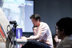 画像ギャラリー No.070のサムネイル画像 / 「ストIII 3rd」の祭典「第17回クーペレーションカップ」フォトレポート。レジェンドプレイヤー達の競演に白熱した現地の模様をお届け