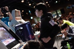 画像ギャラリー No.075のサムネイル画像 / 「ストIII 3rd」の祭典「第17回クーペレーションカップ」フォトレポート。レジェンドプレイヤー達の競演に白熱した現地の模様をお届け