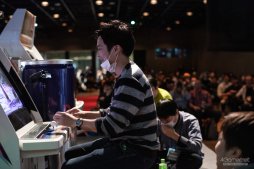 画像ギャラリー No.078のサムネイル画像 / 「ストIII 3rd」の祭典「第17回クーペレーションカップ」フォトレポート。レジェンドプレイヤー達の競演に白熱した現地の模様をお届け