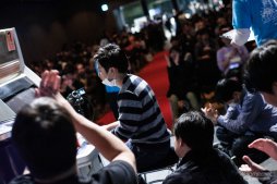 画像ギャラリー No.086のサムネイル画像 / 「ストIII 3rd」の祭典「第17回クーペレーションカップ」フォトレポート。レジェンドプレイヤー達の競演に白熱した現地の模様をお届け